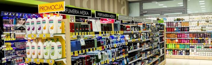 Polacy wskutek inflacji częściej sięgają po produkty w promocji